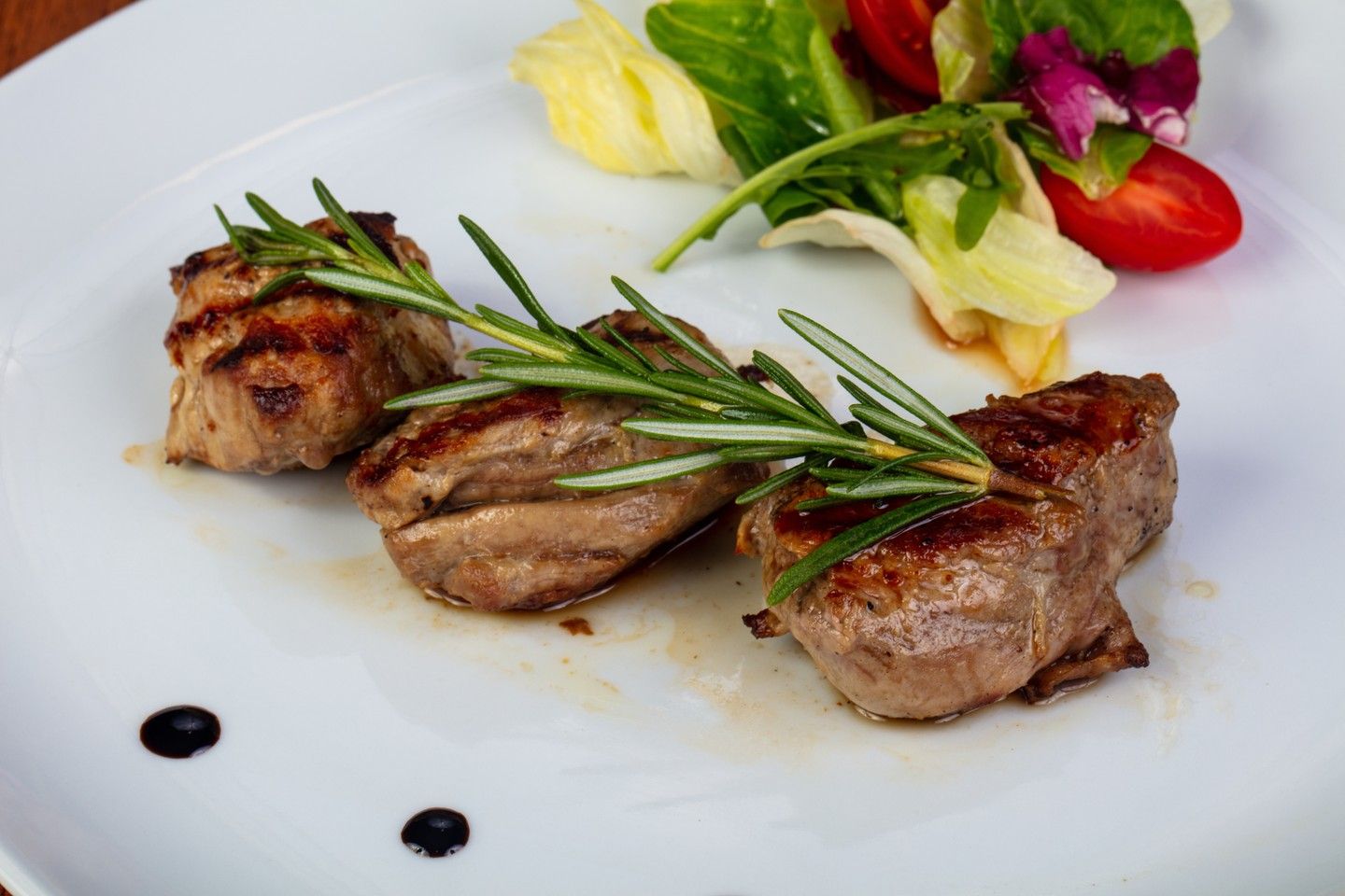 Grilled beef medallions with rosemary and garden salad